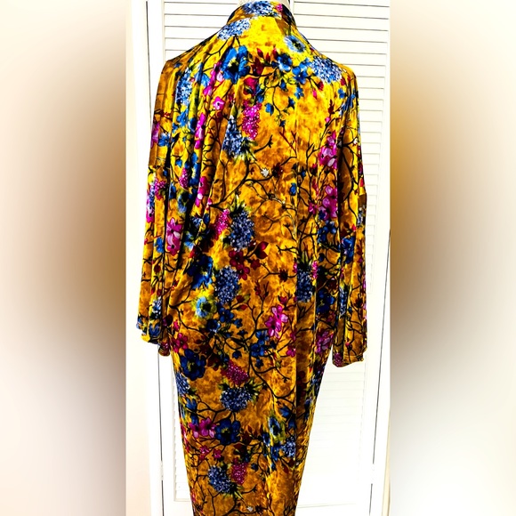 LOVE IN. Womens’ Vintage Velvet Floral Long Kimono - Picture 2 of 4